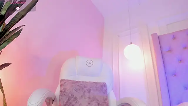 Snapshot of Lucy_Vega chatting on December 18, 2025, 3:55 am Lucy Vega online show from December 18, 2025, 3:55 am