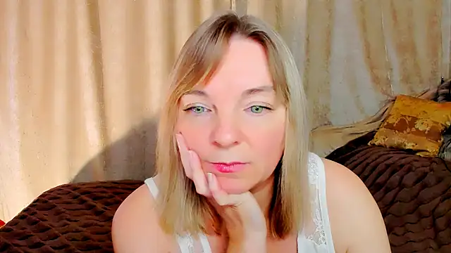 Snapshot of Regina__blue chatting on November 16, 2025, 3:39 pm Regina blue online show from November 16, 2025, 3:39 pm