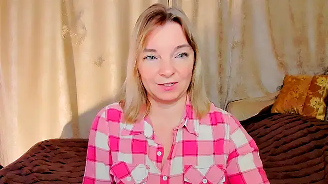 Snapshot of Regina__blue chatting on October 27, 2025, 3:24 pm Regina blue online show from October 27, 2025, 3:24 pm