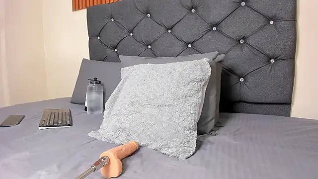 Snapshot of Zoe_pss chatting on October 18, 2025, 8:33 pm Zoe pss online show from October 18, 2025, 8:33 pm