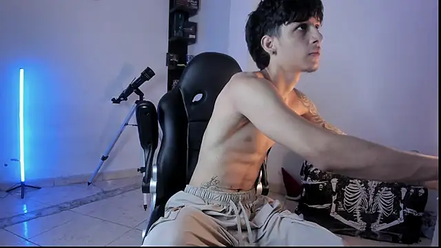 Snapshot of Snakebutterfly chatting on October 19, 2025, 6:05 am Snakebutterfly online show from October 19, 2025, 6:05 am