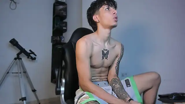 Snapshot of Snakebutterfly chatting on October 5, 2025, 7:43 am Snakebutterfly online show from October 5, 2025, 7:43 am