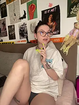 MoonAgnes online show from July 7, 2026, 6:47 am