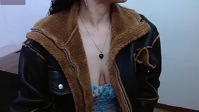 Snapshot of AlexandraJones_ chatting on October 31, 2025, 7:32 pm AlexandraJones online show from October 31, 2025, 7:32 pm