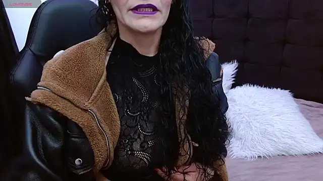 Snapshot of AlexandraJones_ chatting on October 9, 2025, 11:38 pm AlexandraJones online show from October 9, 2025, 11:38 pm