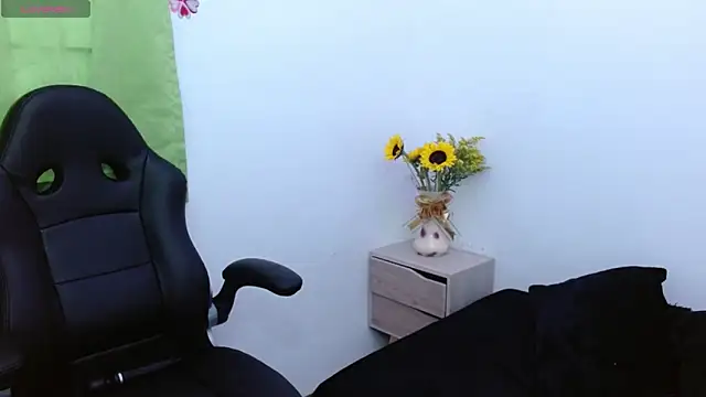 Snapshot of AlexandraJones_ chatting on October 20, 2025, 9:37 pm AlexandraJones online show from October 20, 2025, 9:37 pm