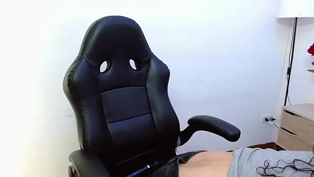 Snapshot of AlexandraJones_ chatting on October 4, 2025, 1:23 pm AlexandraJones online show from October 4, 2025, 1:23 pm