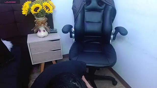 Snapshot of AlexandraJones_ chatting on October 27, 2025, 10:49 am AlexandraJones online show from October 27, 2025, 10:49 am