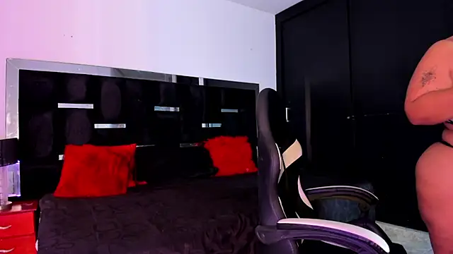 Snapshot of Tasha_Sant chatting on October 16, 2025, 8:17 pm Tasha Sant online show from October 16, 2025, 8:17 pm