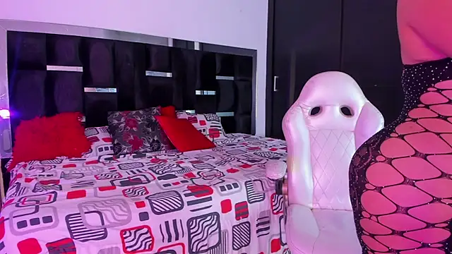 Tasha Sant online show from November 21, 2025, 8:08 pm