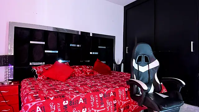 Snapshot of Tasha_Sant chatting on October 18, 2025, 11:40 pm Tasha Sant online show from October 18, 2025, 11:40 pm