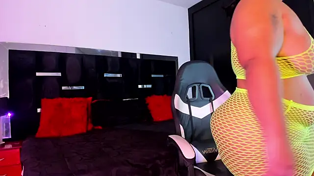 Snapshot of Tasha_Sant chatting on October 15, 2025, 7:22 pm Tasha Sant online show from October 15, 2025, 7:22 pm