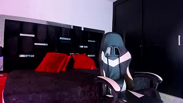 Snapshot of Tasha_Sant chatting on October 14, 2025, 9:25 pm Tasha Sant online show from October 14, 2025, 9:25 pm