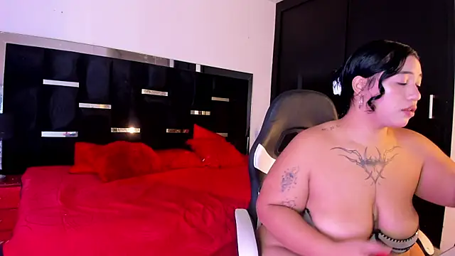 Snapshot of Tasha_Sant chatting on October 7, 2025, 8:21 pm Tasha Sant online show from October 7, 2025, 8:21 pm