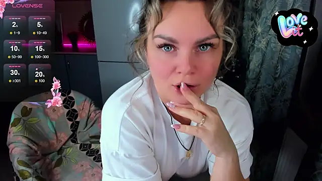 Snapshot of candy_queeen chatting on December 8, 2024, 10:57 pm candy queeen online show from December 8, 2024, 10:57 pm