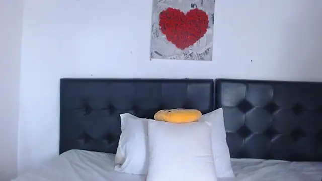 Snapshot of Amara_Red chatting on October 1, 2025, 11:14 am Amara Red online show from October 1, 2025, 11:14 am