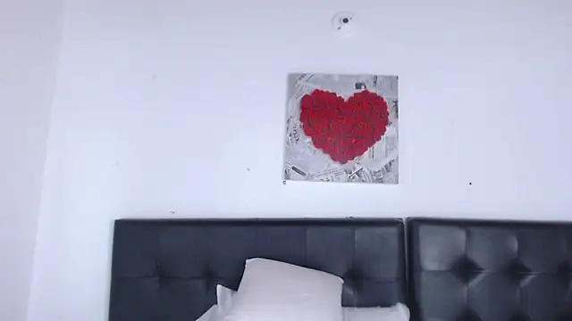 Snapshot of Amara_Red chatting on October 29, 2025, 11:20 am Amara Red online show from October 29, 2025, 11:20 am