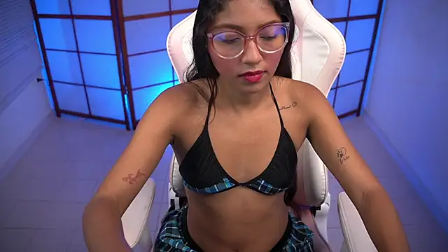 Snapshot of small_emilie chatting on November 14, 2025, 1:48 pm small emilie online show from November 14, 2025, 1:48 pm