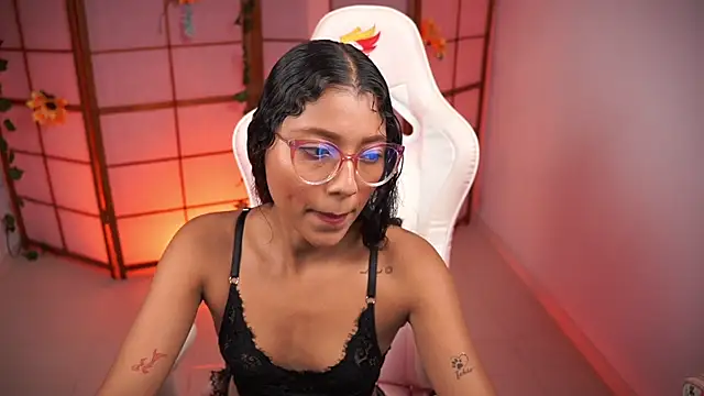 Snapshot of small_emilie chatting on September 28, 2025, 2:24 pm small emilie online show from September 28, 2025, 2:24 pm