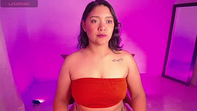 Snapshot of DIANEE_01 chatting on October 21, 2025, 11:48 pm DIANEE 01 online show from October 21, 2025, 11:48 pm