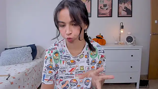 Adriennesexxx online show from September 30, 2025, 4:35 pm