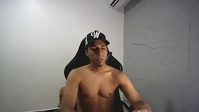 Snapshot of michaelhotbbc chatting on October 1, 2025, 4:17 am michaelhotbbc online show from October 1, 2025, 4:17 am