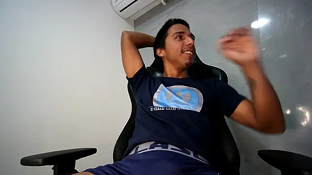 Snapshot of michaelhotbbc chatting on October 31, 2025, 3:36 am michaelhotbbc online show from October 31, 2025, 3:36 am