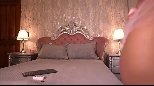 Snapshot of AngelineConnor chatting on October 4, 2025, 11:06 pm AngelineConnor online show from October 4, 2025, 11:06 pm