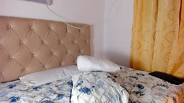 Snapshot of Vahiolet_smith chatting on October 1, 2025, 3:11 am Vahiolet smith online show from October 1, 2025, 3:11 am