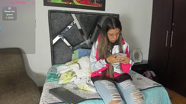 Snapshot of Vahiolet_smith chatting on October 24, 2025, 2:10 am Vahiolet smith online show from October 24, 2025, 2:10 am