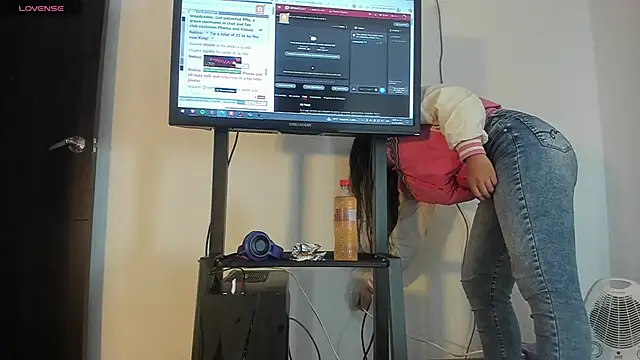 Snapshot of Vahiolet_smith chatting on October 14, 2025, 2:01 am Vahiolet smith online show from October 14, 2025, 2:01 am