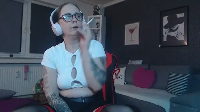 Snapshot of EiskalterEngel74 chatting on January 10, 2025, 11:18 pm EiskalterEngel74 online show from January 10, 2025, 11:18 pm