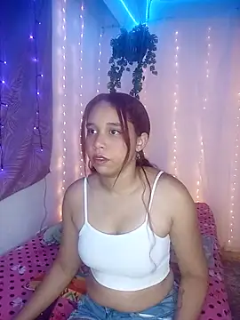 Snapshot of emma-19- chatting on April 22, 2026, 6:31 am emma-19- online show from April 22, 2026, 6:31 am