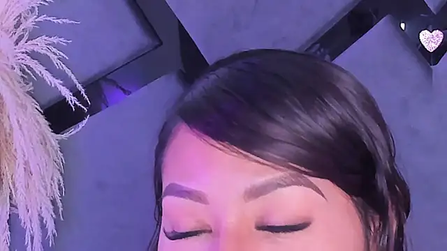 Snapshot of BellahColucci chatting on October 4, 2025, 8:10 pm BellahColucci online show from October 4, 2025, 8:10 pm