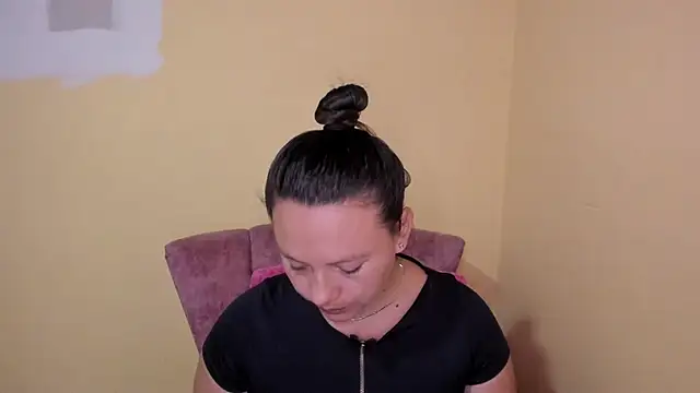 lauraguzman online show from July 17, 2026, 3:26 am