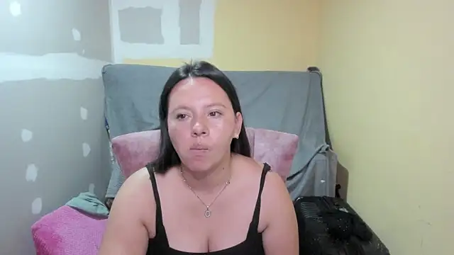 lauraguzman online show from May 13, 2026, 3:02 am