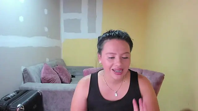 lauraguzman online show from April 13, 2026, 2:59 am