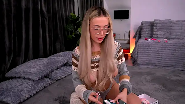 Snapshot of KylieJoyce chatting on October 15, 2025, 8:06 pm KylieJoyce online show from October 15, 2025, 8:06 pm