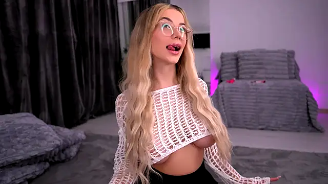 Snapshot of KylieJoyce chatting on October 3, 2025, 8:10 pm KylieJoyce online show from October 3, 2025, 8:10 pm