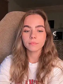 Snapshot of SkyBriii chatting on October 5, 2025, 6:20 pm SkyBriii online show from October 5, 2025, 6:20 pm