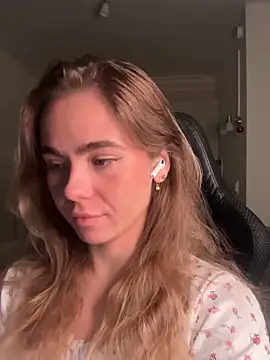 Snapshot of SkyBriii chatting on October 20, 2025, 3:01 pm SkyBriii online show from October 20, 2025, 3:01 pm