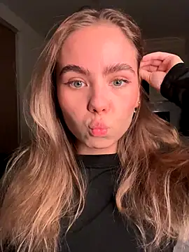 Snapshot of SkyBriii chatting on October 17, 2025, 7:15 pm SkyBriii online show from October 17, 2025, 7:15 pm