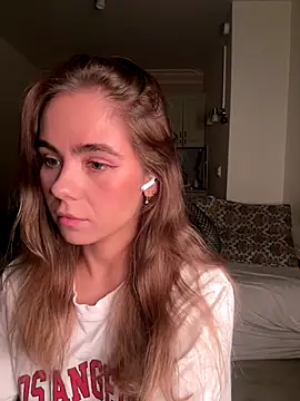 Snapshot of SkyBriii chatting on October 29, 2025, 7:35 pm SkyBriii online show from October 29, 2025, 7:35 pm