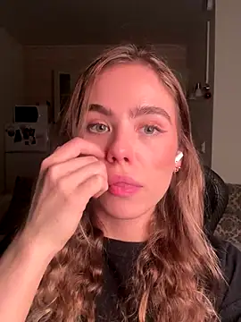 Snapshot of SkyBriii chatting on November 2, 2025, 6:35 pm SkyBriii online show from November 2, 2025, 6:35 pm