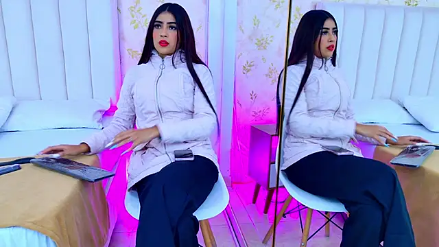 Snapshot of Mia-Monroe chatting on October 10, 2025, 7:58 pm Mia-Monroe online show from October 10, 2025, 7:58 pm