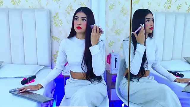 Snapshot of Mia-Monroe chatting on October 3, 2025, 7:48 pm Mia-Monroe online show from October 3, 2025, 7:48 pm