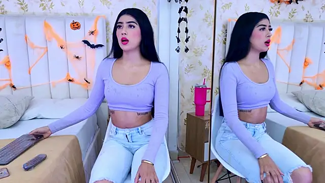 Snapshot of Mia-Monroe chatting on October 17, 2025, 7:48 pm Mia-Monroe online show from October 17, 2025, 7:48 pm