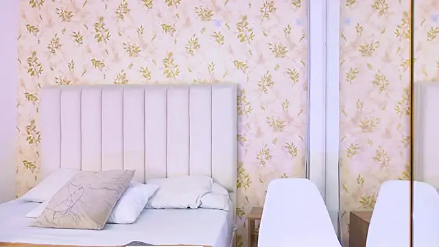 Snapshot of Mia-Monroe chatting on September 26, 2025, 6:04 pm Mia-Monroe online show from September 26, 2025, 6:04 pm