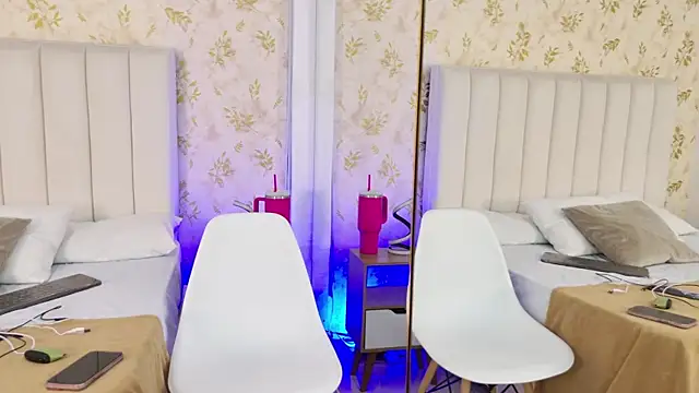 Snapshot of Mia-Monroe chatting on September 30, 2025, 7:53 pm Mia-Monroe online show from September 30, 2025, 7:53 pm