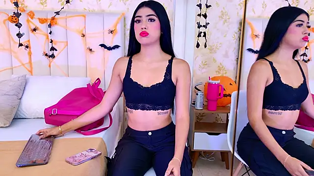 Snapshot of Mia-Monroe chatting on October 19, 2025, 7:38 pm Mia-Monroe online show from October 19, 2025, 7:38 pm